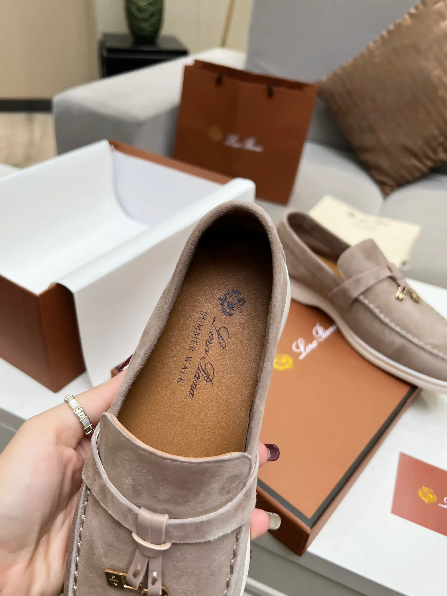👟👟Ex-factory price 480👟👟 【Loro Piana】Italian top cashmere is fashionable and classic, and the leather is also practical and still of the highest quality on the Internet. Developed from the original board, the upper is made of Yangjing silk and is smooth. Leather lining, wear-resistant high-elastic beef tendon bottom. Size: 35-42, (men’s +10)